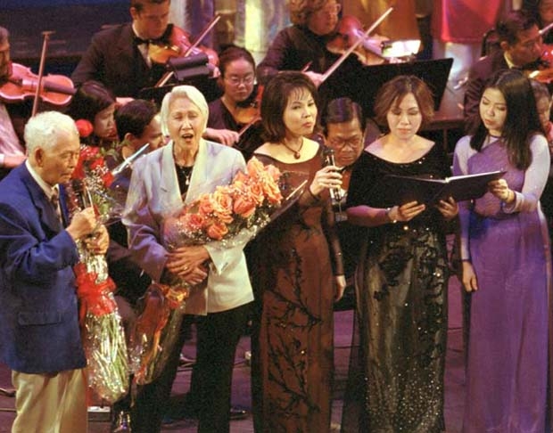 Phạm Duy và Thái Thanh trong đêm nhạc Phạm Duy – Một đời nhìn lại (2002).