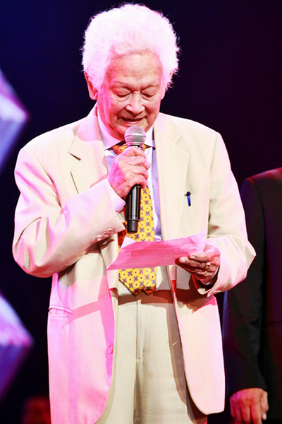 Nhạc sĩ Phạm Duy phát biểu trong live show Mơ Giấc Mộng Dài 17.7.2010