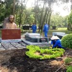 Tượng cố nhạc sĩ Phạm Duy được dựng ở mộ phần ông vào chiều 12-12-2013