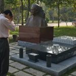 Duy Cường thăm mộ Phạm Duy