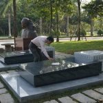 Duy Cường thăm mộ Thái Hằng